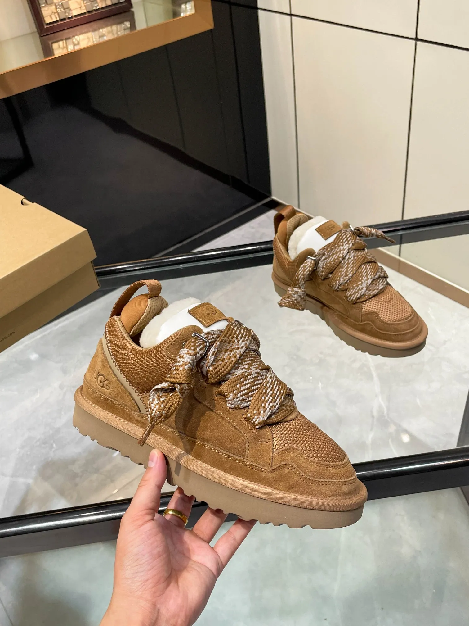 Men's men's shoes pP540! UGG~25vs popular platform thick-soled casual shoes series... [Round-toe thick-soled casual shoes] A shoe that does not clash with shirts, simple partition design ➕ spotted outsole, silk curls on the upper, a must-have for autumn and winter, can be worn with any pants or skirt, very comfortable and beautiful on the feet... ❶Material: Original customized cow ➕Breathable mesh ❷Inner lining: Original customized wool ❸ Foot pads: Original customized sheepskin ❹Outsole: Original molded wear-resistant velvet foam outsole ❺Number of codes: 35-41 ❻Packaging: Original full set of packaging ☀Color: Official website updated simultaneously
